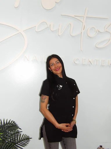 Profesional de Santos Beauty Care junto al logotipo del salón